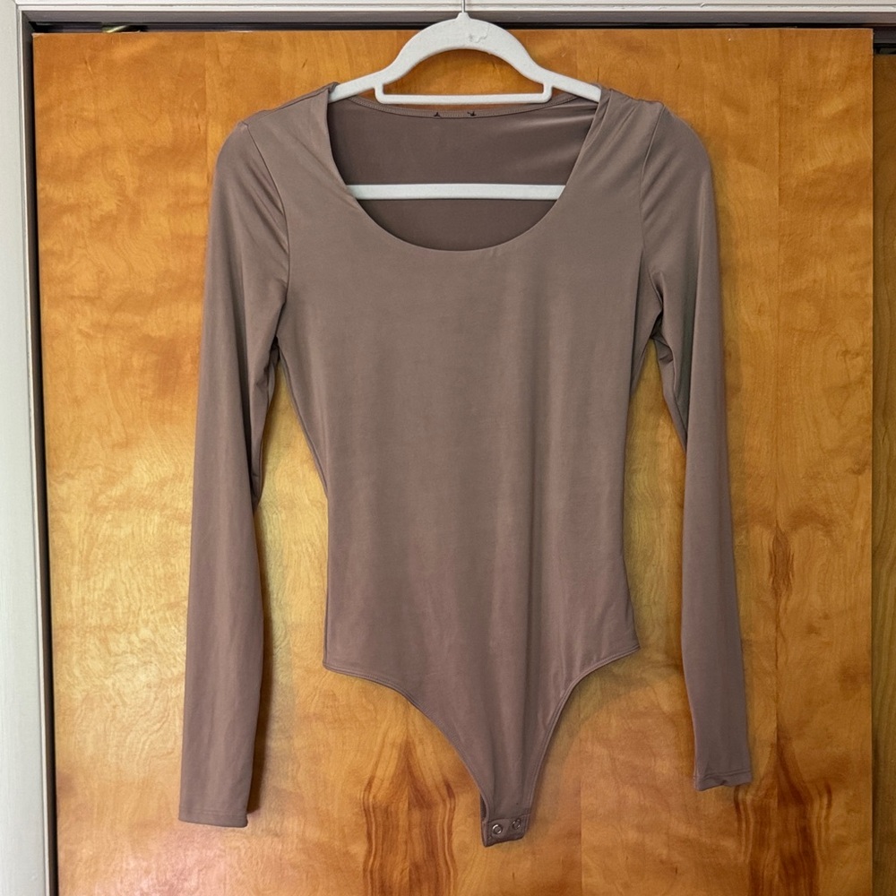 Express Long-Sleeve Scoop Neck Bodysuit in Mocha
